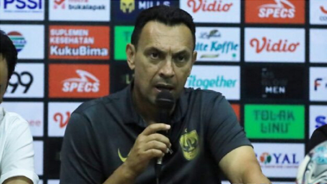 Pelatih PSIS Semarang Sergio Alexandre Puji kiper Arema Adilson Maringa