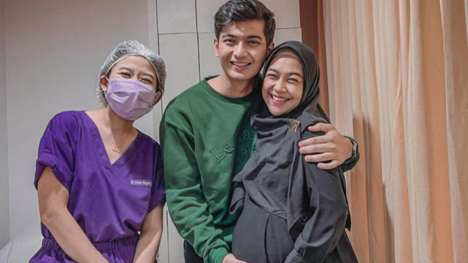 Momen Ria RIcis dan suami cek ke dokter kandungan. Sumber foto: akun Instagram @riaricis1795