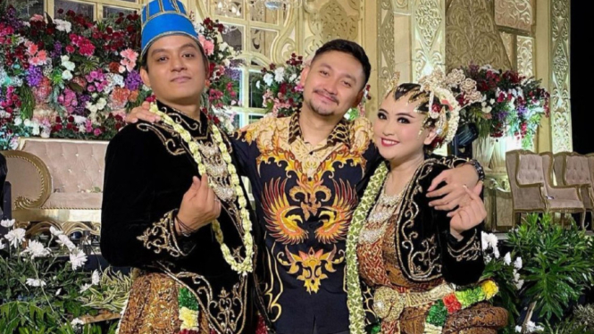 Momen Angga Wijaya menghadiri pernikahan keponakan Dewi Perssik. Sumber foto Instagram @anggawijaya88