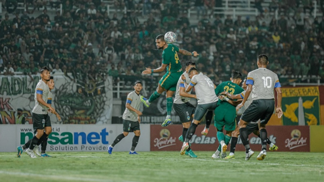 Silvio Junior pada menit ke-40 gol kemenangan Persebaya vs PSIM Yogjakarta 1-0