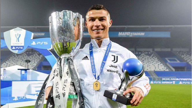 Christiano Ronaldo dan Trophy Piala Super Italia