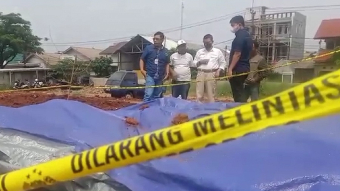 Satgas Pangan Mabes Polri di lokasi sembako bantuan Presiden dikubur. (ANTV/ Parulian)