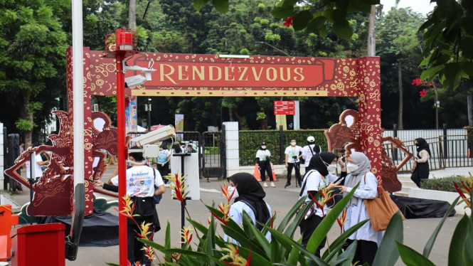 Tampilan Main Gate RENDEZVOUS 2022 bertemakan wayang mencerminkan kebudayaan Indonesia yang menyambut datangnya para pengunjung