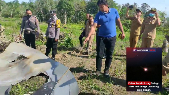 Benda diduga serpihan roket Cina jatuh di perkebunan di Kalimantan. Insert: Benda bercahaya di Lampung.