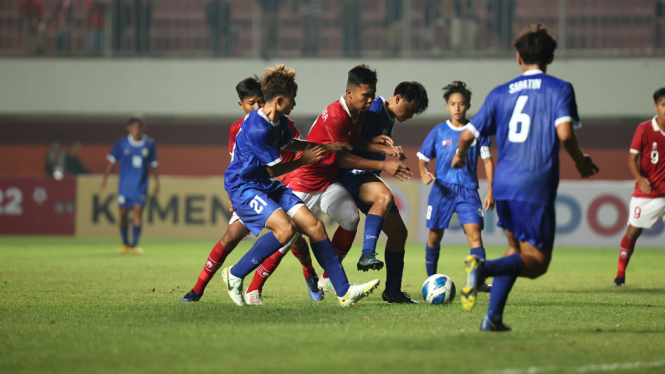 Timnas U-16 Indonesia menaklukkan Filipina dengan skor telak 2-0 di laga pertama
