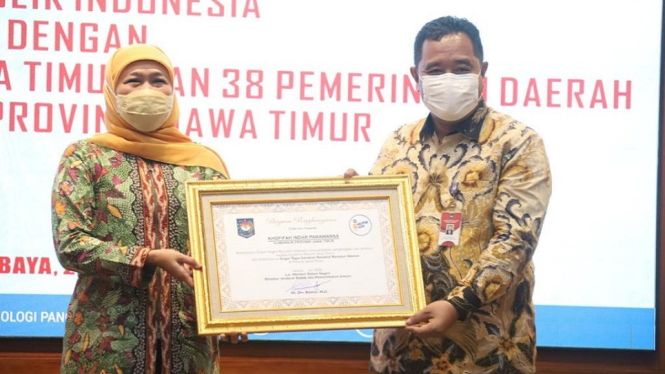 Dirjen Politik dan PUM Serahkan Penghargaan Gugus Tugas GNRM Kepada Pemerintah Daerah Jawa Timur (Foto Puspen Kemendagri)