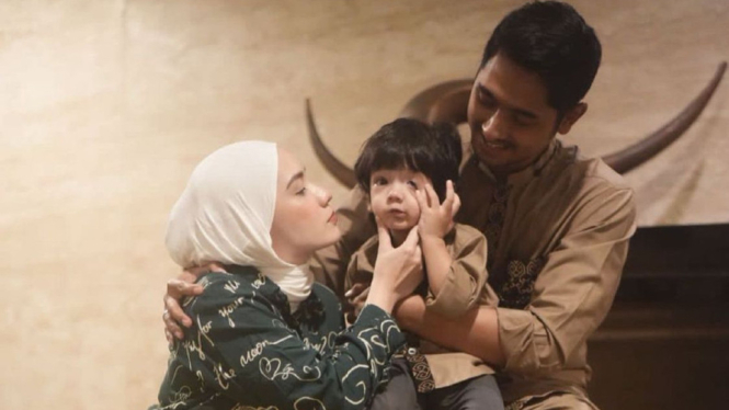 Momen kebersamaan Arya Saloka dan keluarga kecilnya di akun Instagram @anneofficial1990