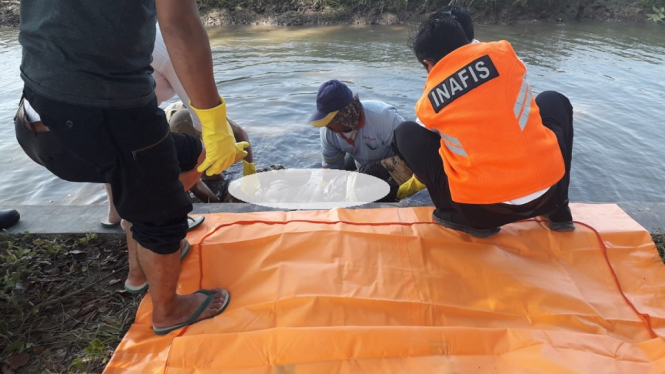 Misteri Mayat Pria penuh Ikatan Lakban Ditemukan di Saluran Irigasi (Foto antvklik-Opi)