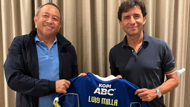 Luis Milla berfoto dengan Direktur PT Persib Bandung Bermartabat Glenn Sugita (Foto: Persib.co.id)