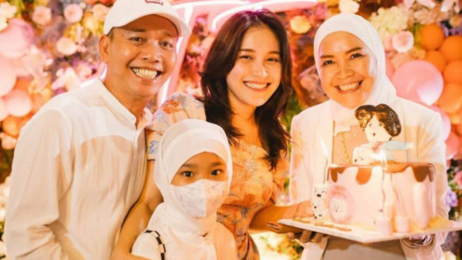Momen Ayu Ting Ting bersama dengan keluarga. Foto Instagram @ayutingting92