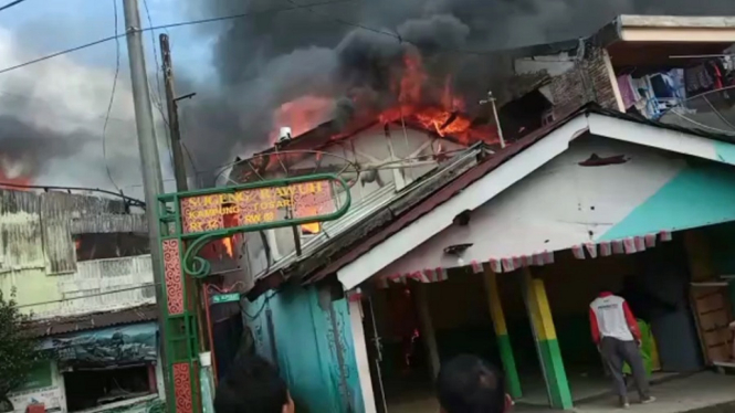 Kompor Gas Meledak, 9 Rumah Milik Warga Ludes Terbakar (Foto antvklik-Ronaldo)