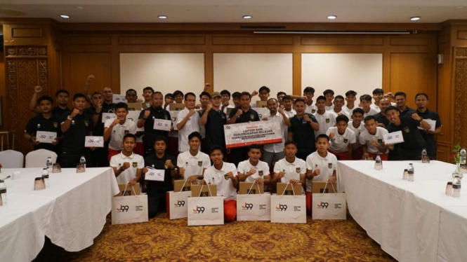Penyerahan Laptop sebagai Apresiari JCorp untuk Timnas Indonesia U-16