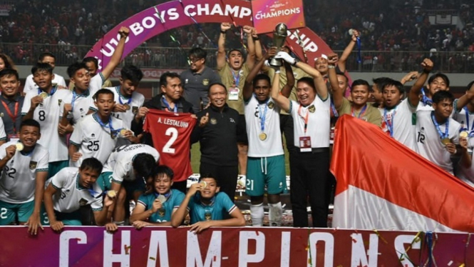 Timnas U-16 Juara Piala AFF U-16 2022 pemain dan Menpora angkat Piala