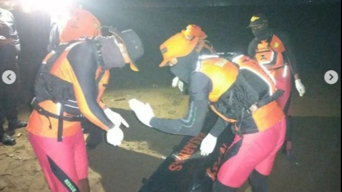 Petugas SAR gabungan evakuasi mayat korban terseret arus pantai