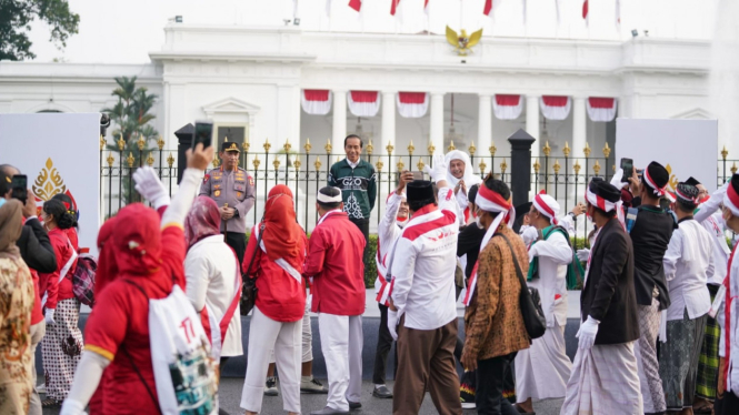 Presiden Joko Widodo melepas Kirab Merah Putih.