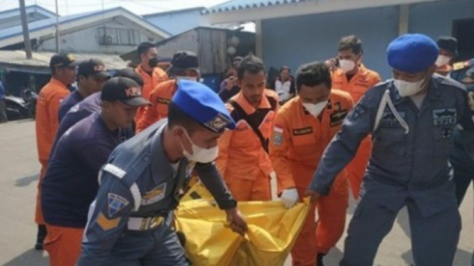 Tim SAR Evakuasi korban tewas ABK KM Teguh Bintang.
