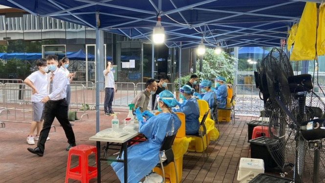 Petugas medis di Shenzhen, China.