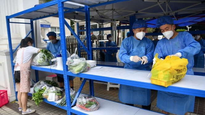 Petugas bersiap mengirimkan makanan di Chengdu China.