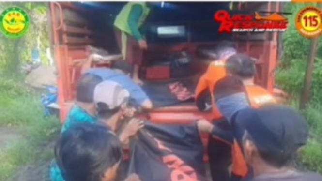 Petugas mengevakuasi korban meninggal Salim Mondanggu.