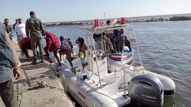 Penjaga pantai Tunisia menyelamatkan imigran.
