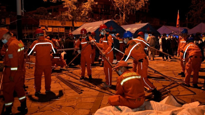 Petugas menderikan tenda penampungan di Sichuan China.