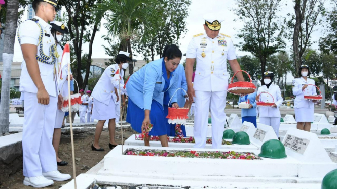 Peringati HUT Ke-77, TNI AL Ziarah ke Taman Makam Pahlawan