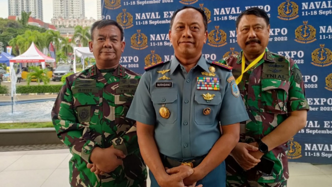 Laksamana Madya TNI Nurhidayat (tengah).