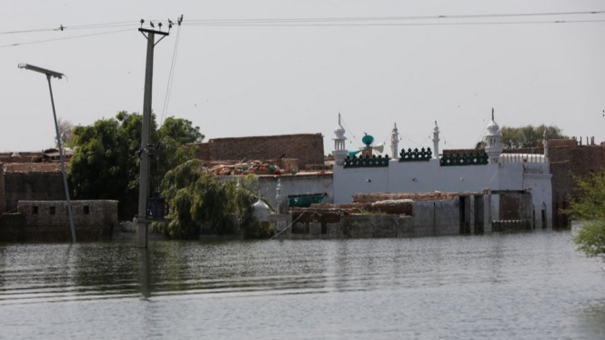 Rumah dan Masjid terendam banjir di Pakistan.