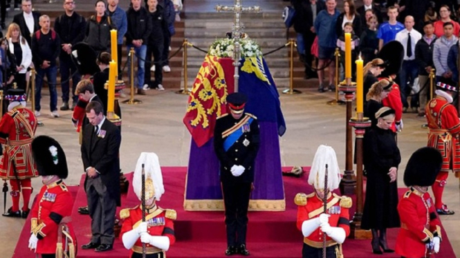Prosesi Membawa Peti Jenazah Ratu Elizabeth II ke Westminster