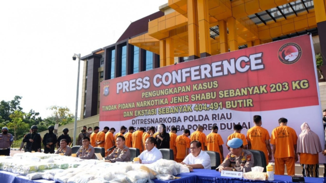 Kapolda Riau Irjen Moh Iqbal (tengah) saat konpres narkoba.