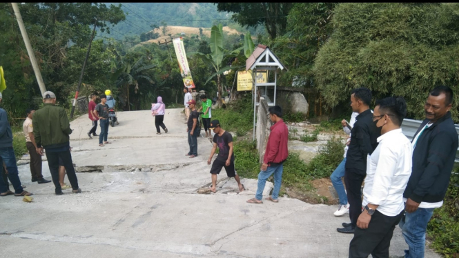 Jalan rusak akibat pergerakan tanah di Kab. Bogor.