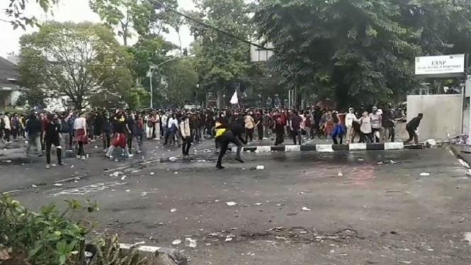 Lagi, Demo Tolak Kenaikan Harga BBM di Bandung Berlangsung Ricuh
