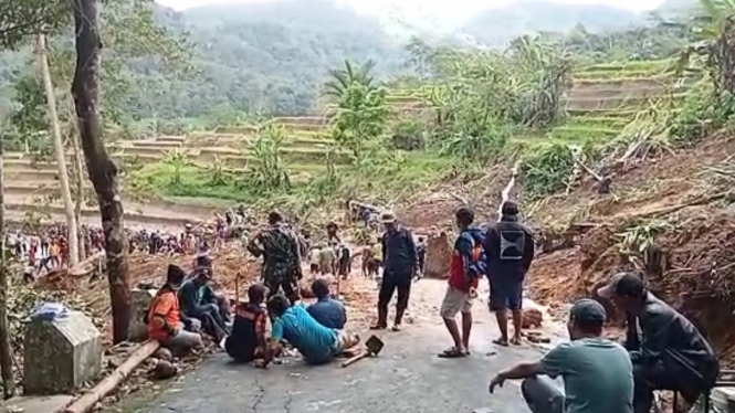 Tebing Setinggi 30 Meter Longsor, Akses Jalan Dua Kecamatan Tertutup