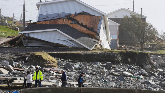 Rumah hancur akibat badai Fiona Kanada.