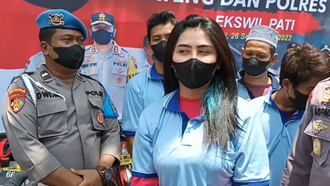 Wanita Cantik Pemandu Karaoke Ditangkap Polisi, Ini Sebabnya