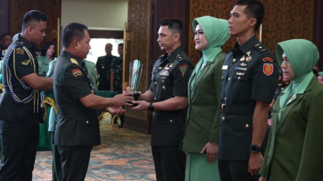 Kasad Jenderal TNI Dudung Abdurachman beri penghargaan.