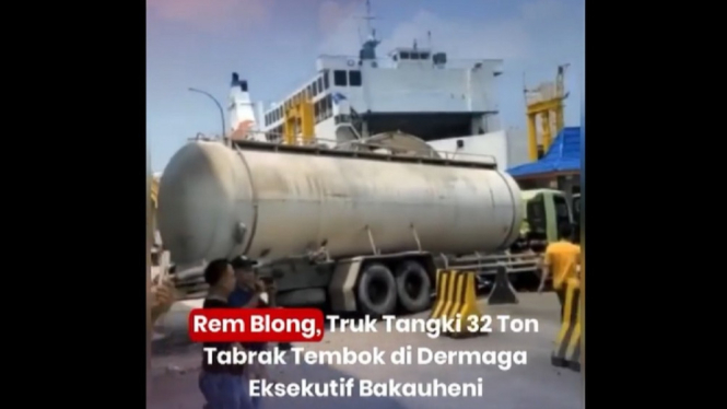 Rem Blong, Truk Tangki Tabrak Tembok Dermaga Pelabuhan