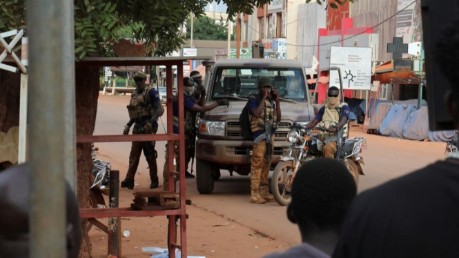 Tentara junta militer baru berjaga di Ibu Kota Burkina Faso.