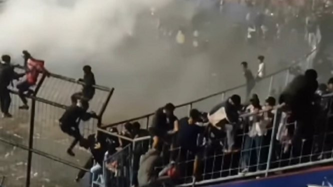 Detik-detik Kerusuhan Pecah dari Dalam Stadion Kanjuruhan