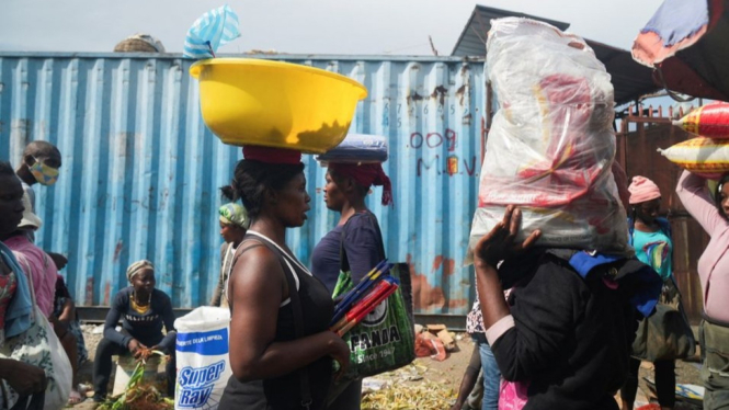 Warga beraktifitas di sebuah pasar Haiti.