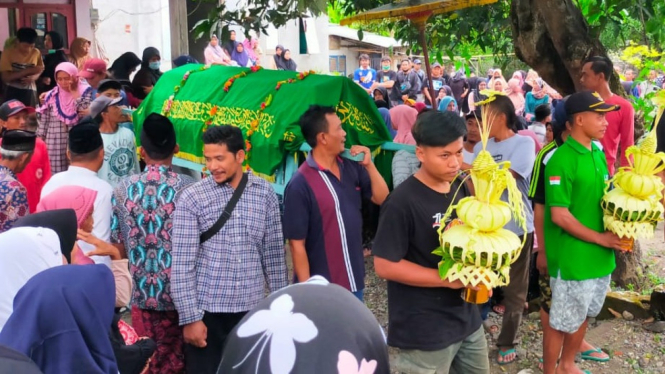 Tragedi Maut Kanjuruhan, Duka Iringi Pemakaman Aremania Jombang