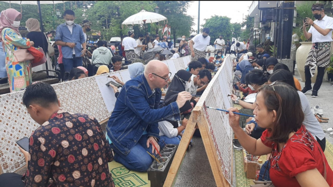 Hari Batik Nasional, Wisatawan hingga Bule di Malioboro Ikutan