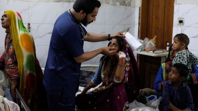 dokter Naveed Ahmed sedang memeriksa pasien di Pakistan.