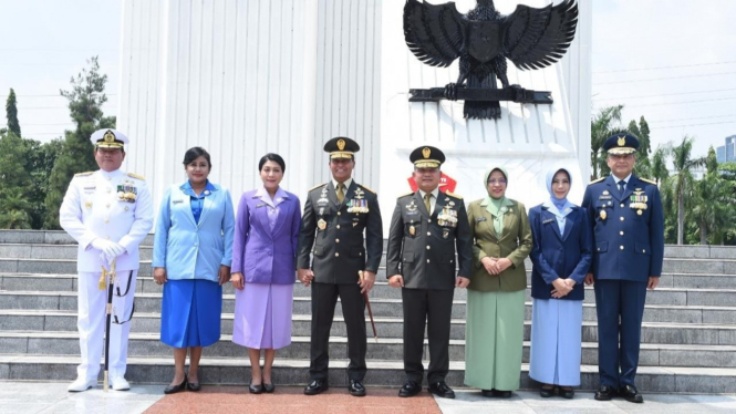 Panglima TNI, Kasad, Kasau, dan Kasal saat ziarah di TMP Kalibata.