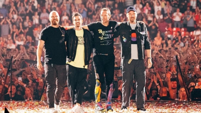 Chris Martin Alami Infeksi Paru-paru, Coldplay Tunda Konser