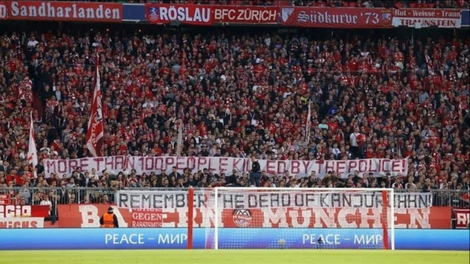 Fans Bayern Munich bentangkan spanduk kenang tragedi Kanjuruhan