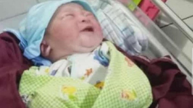 Heboh, Bayi Baru Lahir Ditemukan di Toilet SMA