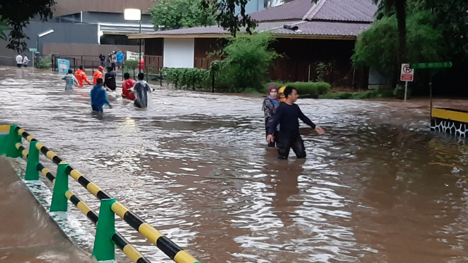 Banjir Jeruk Purut Mobil Mogok