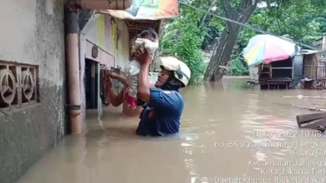Aksi Heroik Petugas Damkar Terjang Banjir 1,5 Meter