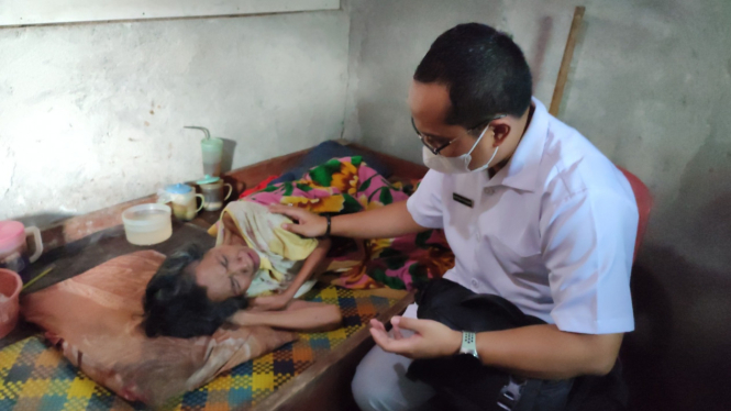 Viral, Dokter Muda Berikan Pengobatan Gratis Kepada Keluarga Tak Mampu